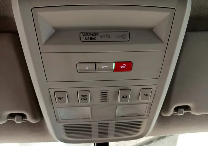 Vue en gros plan du panneau de commandes au plafond du Volkswagen Transporter blanc, avec bouton SOS rouge allumé.