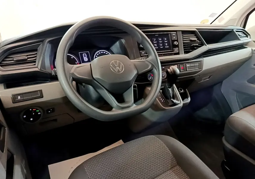 Vue intérieure du tableau de bord et volant noir du Volkswagen Transporter 2.0 TDi 150 DSG7 Business 2021.