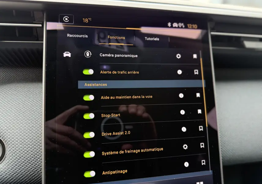 Écran tactile intérieur du Citroën C5 Aircross II Hybrid 2026 affichant les options d’assistance à la conduite.