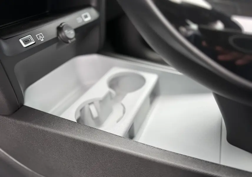 Gros plan sur le rangement central blanc avec porte-gobelets et prises USB dans le Citroën C5 Aircross II Hybrid 2026.