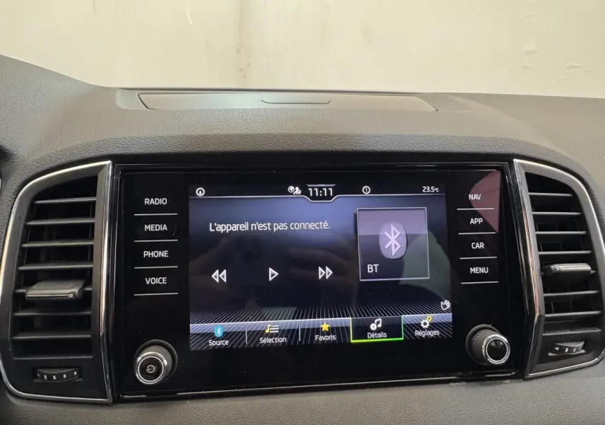 Écran tactile central du tableau de bord du Skoda Karoq 2024 avec interface Bluetooth non connectée.
