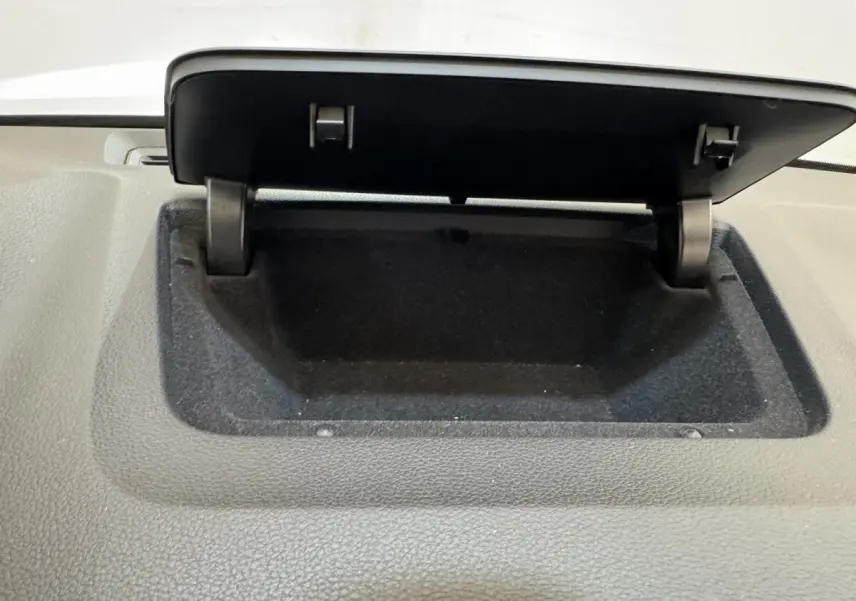 Rangement ouvert sur le tableau de bord noir du Skoda Karoq 2.0 TDI 116ch Selection 2024 blanc.