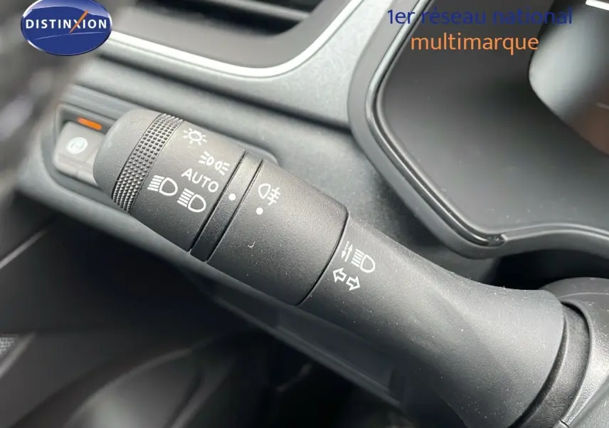 Gros plan sur la commande des feux et clignotants dans l'habitacle du Renault Captur blanc nacré 2025.