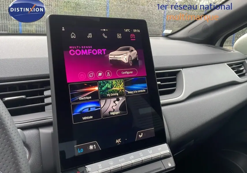 Vue intérieure du tableau de bord du Renault Captur E-Tech blanc nacré avec écran tactile central vertical affichant le mode confort.