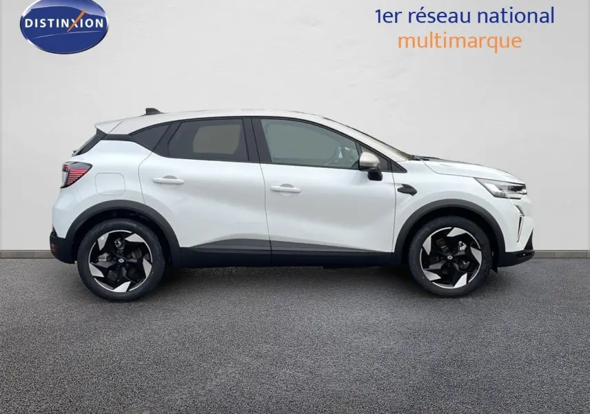 Profil côté gauche d'un Renault Captur blanc nacré avec toit beige, roues noires et détails modernes.