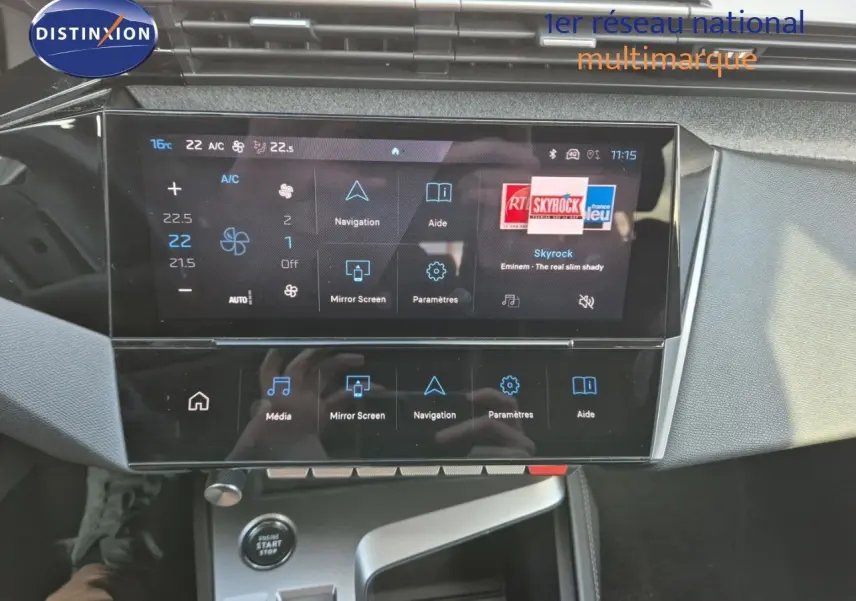 Vue rapprochée de l’écran tactile central et de la console de la Peugeot 308 Vert Olivine 2023.