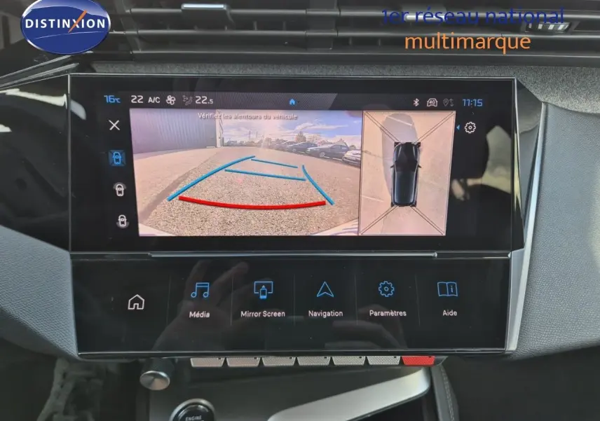 Écran tactile intérieur de la Peugeot 308 2023 affichant la caméra de recul et la vue 360° du véhicule.