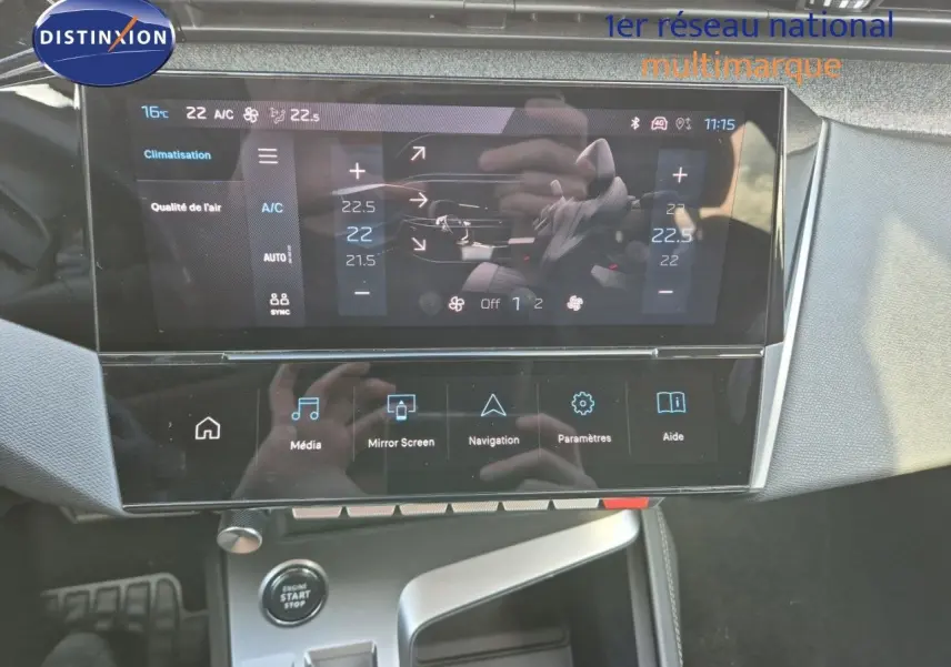 Vue rapprochée de l’écran tactile central et console argentée de la Peugeot 308 2023 Vert Olivine.