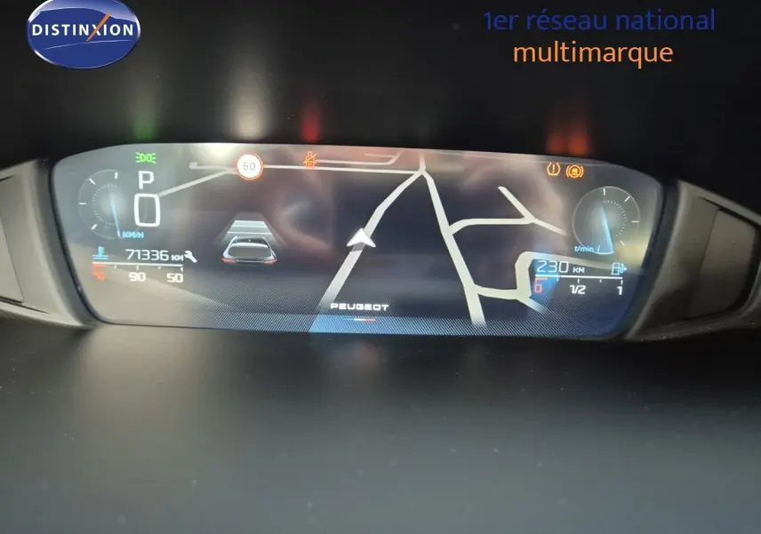 Tableau de bord numérique de Peugeot 308 2023 affichant la navigation et les informations de conduite.
