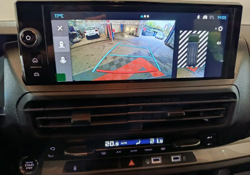 Écran tactile intérieur du Citroën Jumpy XL 2025 montrant la caméra de recul avec vue arrière et top-down en garage.