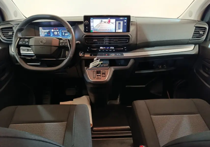Vue intérieure du tableau de bord du Citroën Jumpy XL 2025, avec volant multifonctions et écran tactile central affichant la caméra de recul.