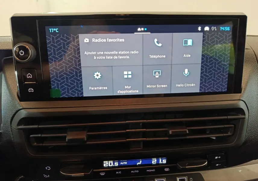 Écran tactile central du tableau de bord du Citroën Jumpy XL 2025, avec commandes climatisation et ports USB visibles.