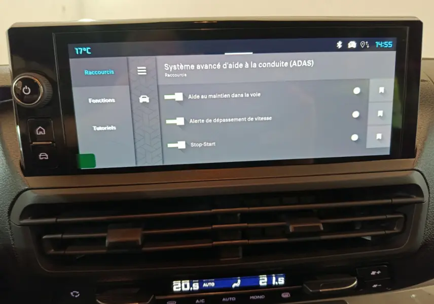 Écran tactile central du Citroën Jumpy XL noir 2025 affichant les aides à la conduite ADAS en intérieur.