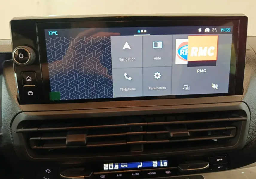 Écran tactile central du tableau de bord du Citroën Jumpy XL 2025, affichant navigation et radio RMC.