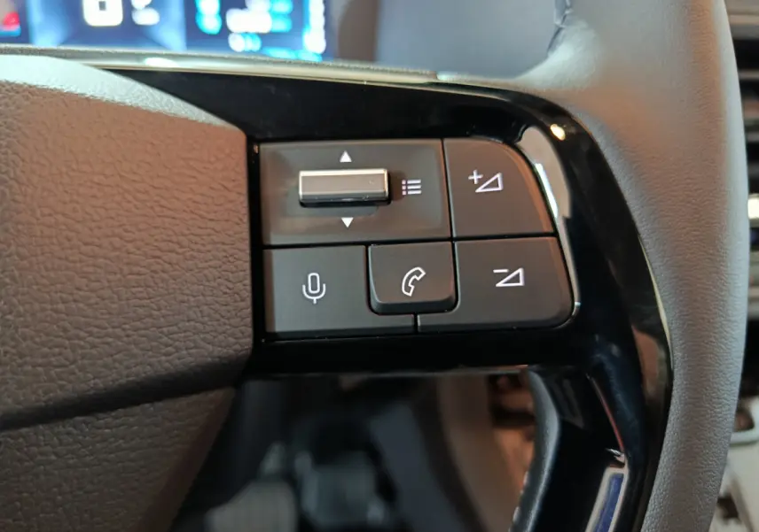 Gros plan sur les commandes vocales et téléphone du volant noir du Citroën Jumpy XL 2025, intérieur moderne.