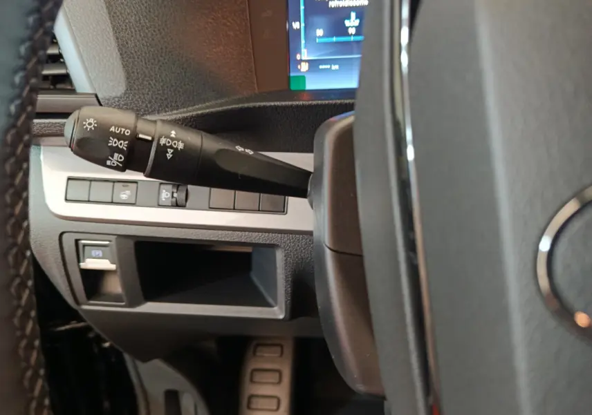 Gros plan sur la commande des phares et clignotants à gauche du volant du Citroën Jumpy XL noir, tableau de bord partiellement visible.