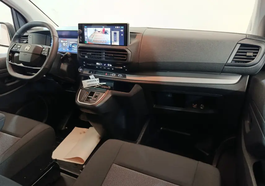 Intérieur avant du Citroën Jumpy XL 2025, tableau de bord noir avec écran tactile et volant multifonctions.