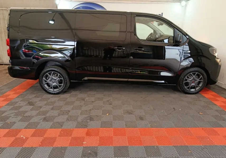 Profil côté gauche du Citroën Jumpy XL noir 2025, fourgon utilitaire avec portes coulissantes et jantes foncées.