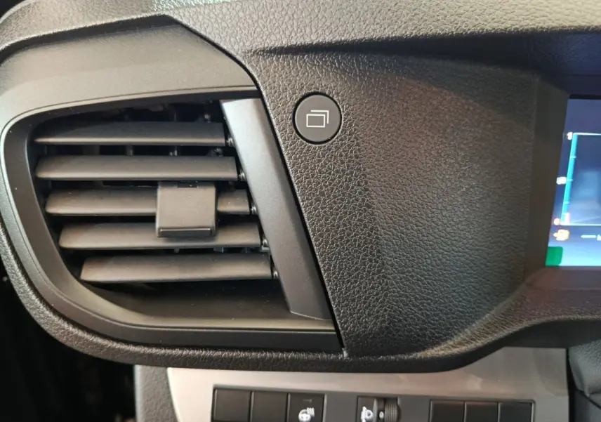 Gros plan sur la grille d'aération gauche et les commandes du tableau de bord noir du Citroën Jumpy XL 2025.