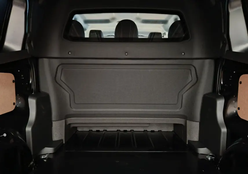 Vue intérieure arrière du coffre noir du Citroën Jumpy XL 2.2 Diesel 2025 avec cloison vitrée pleine.