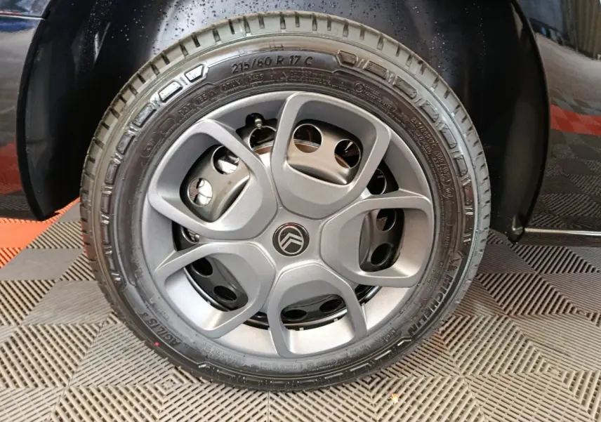 Gros plan sur la roue avant droite noire du Citroën Jumpy XL 2025 avec jante en alliage au design moderne.