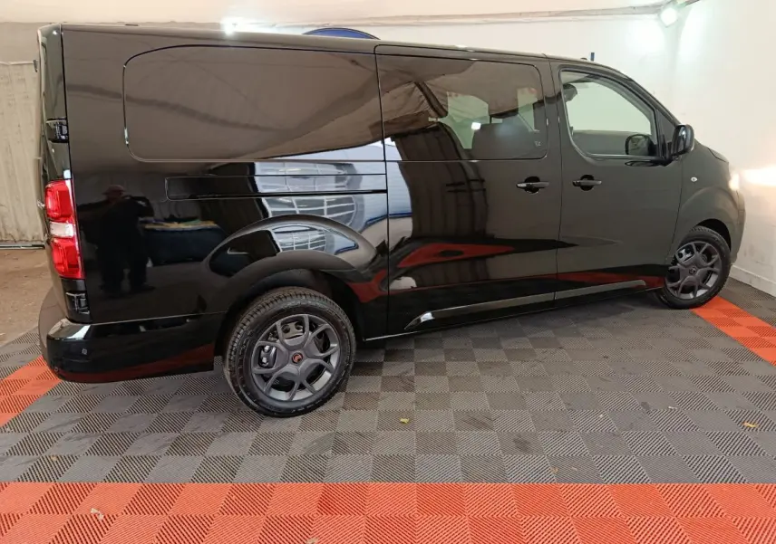 Profil côté droit du Citroën Jumpy XL noir 2025, avec jantes foncées et surface lisse sans vitres arrière.
