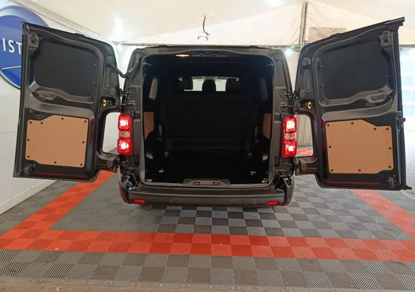 Vue arrière du Citroën Jumpy XL noir 2025 avec portes ouvertes dévoilant un grand espace de chargement vide.