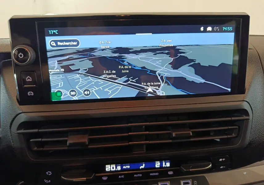 Écran tactile central du tableau de bord du Citroën Jumpy XL noir, affichant la navigation GPS en mode carte.