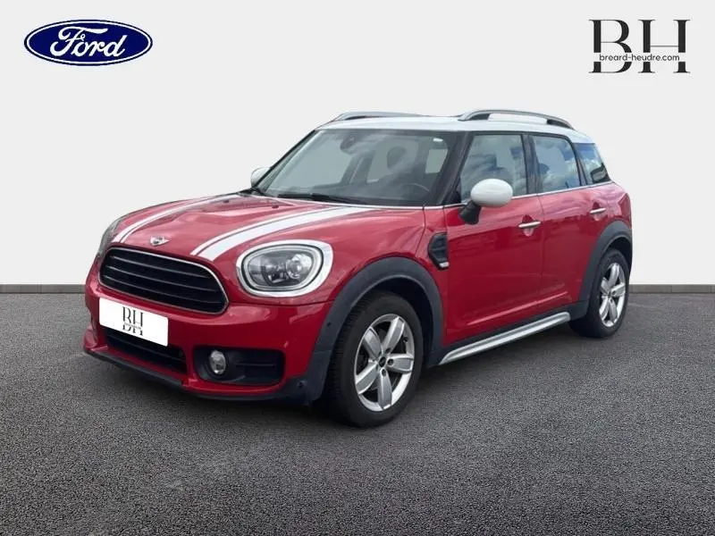 MINI Countryman Cooper D chili red vue 3/4 avant droit avec bandes blanches sur capot et jantes alu.