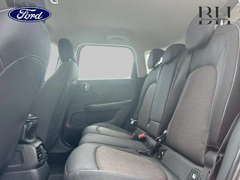 Vue intérieure côté droit des sièges arrière noirs en tissu et cuir du MINI Countryman Chili Red 2018.