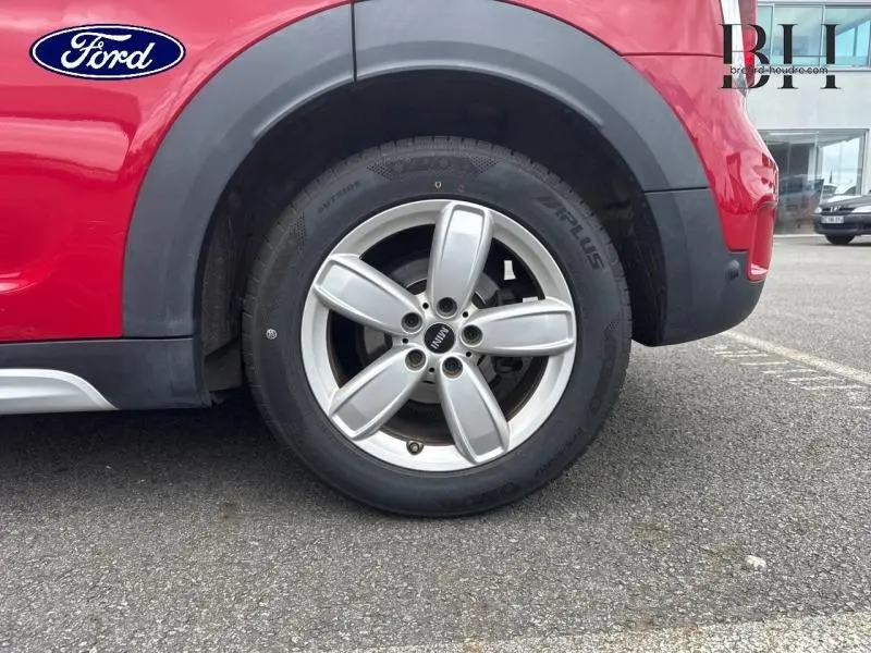 Gros plan sur la roue arrière droite d'une MINI Countryman Chili Red, mettant en valeur la jante alu à cinq branches.
