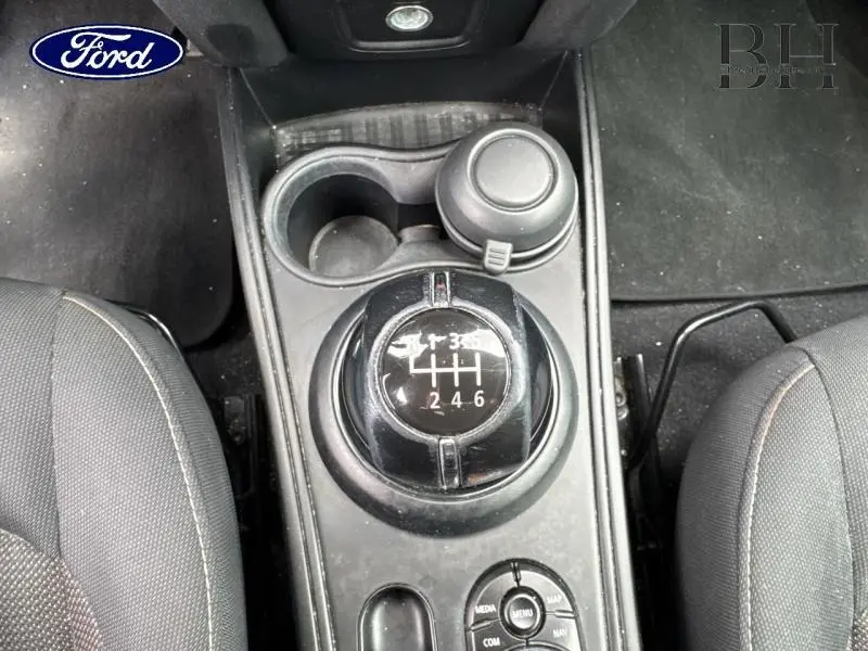 Vue intérieure centrée sur la console centrale entre les sièges tissu Firework Carbon Black du MINI Countryman Chili Red 2018.