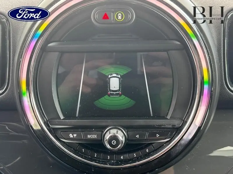 Écran central rond du MINI Countryman Chili Red 2018 montrant le radar de stationnement arrière en fonctionnement.