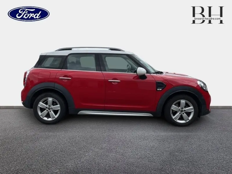 Profil droit d'une MINI Countryman Cooper D 150ch 2018 en Chili Red avec toit blanc et jantes alu cinq branches.