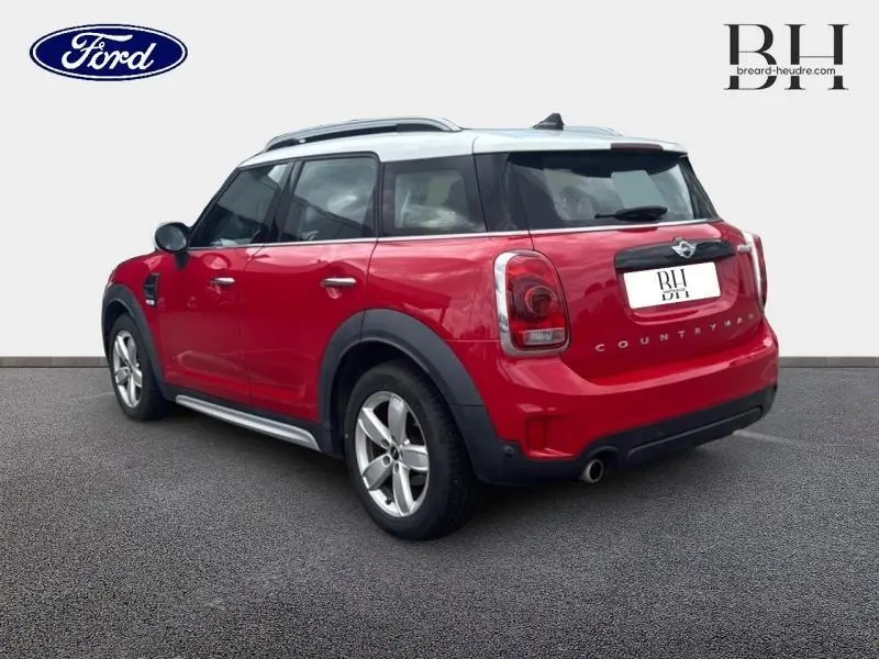 Vue 3/4 arrière droite d'une MINI Countryman Cooper D 2018 chili red avec toit blanc et jantes alu.