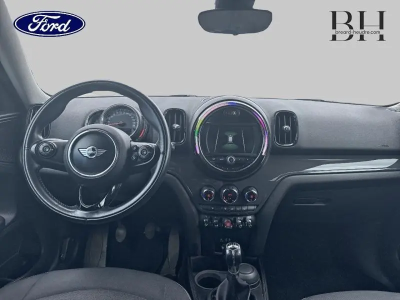 Vue intérieure frontale du tableau de bord et volant cuir multifonction de la MINI Countryman Cooper D 2018.
