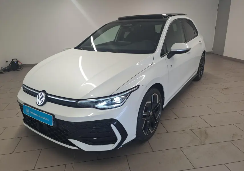 Volkswagen Golf 2.0 TDI blanc oryx nacré vue 3/4 avant droit avec toit noir et phares LED allumés.