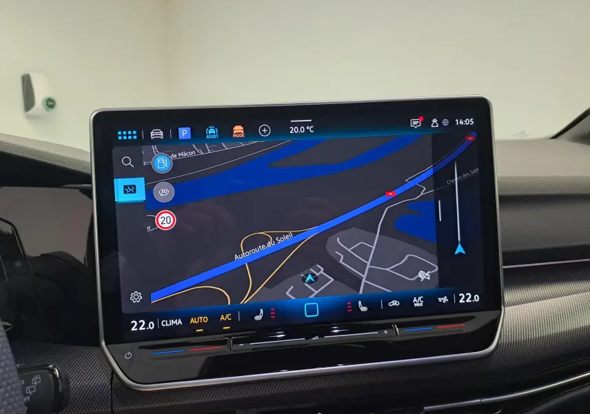 Vue intérieure centrée sur l'écran tactile du système de navigation de la Volkswagen Golf 2025, affichant une carte.