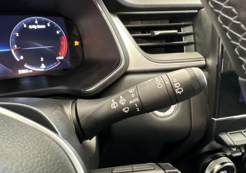 Gros plan sur la commande d’essuie-glace et le combiné d’instruments numérique du Renault Captur Techno TCe 90.
