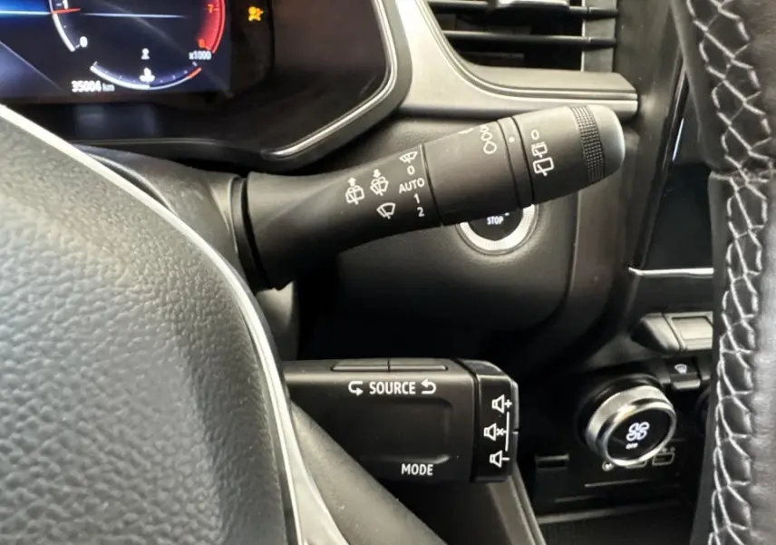 Gros plan sur la commande des essuie-glaces et le tableau de bord numérique du Renault Captur Techno TCe 90.