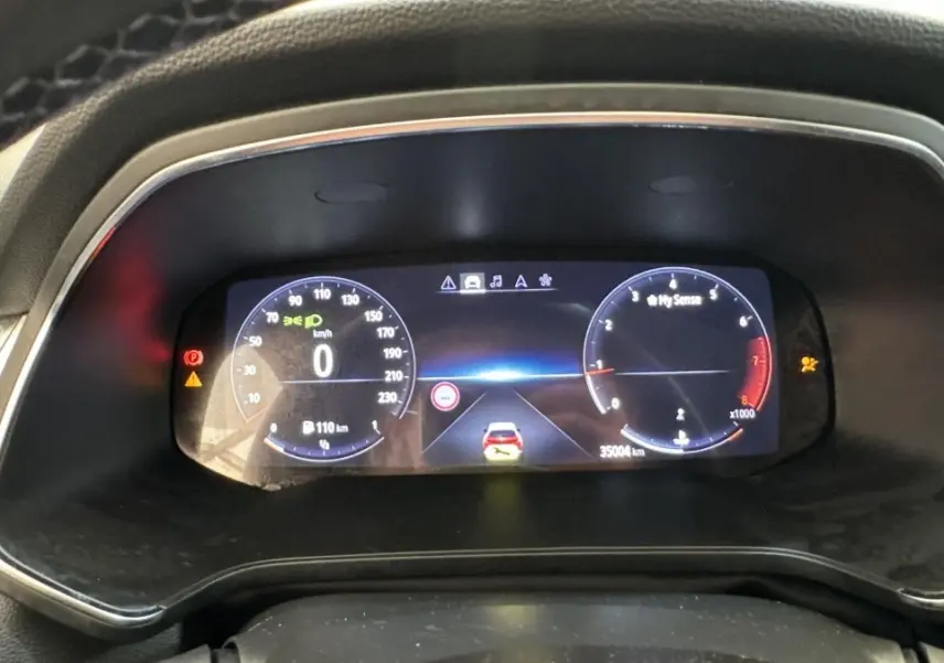 Vue rapprochée du combiné d'instruments numérique du Renault Captur 2024 affichant vitesse, régime et alertes.