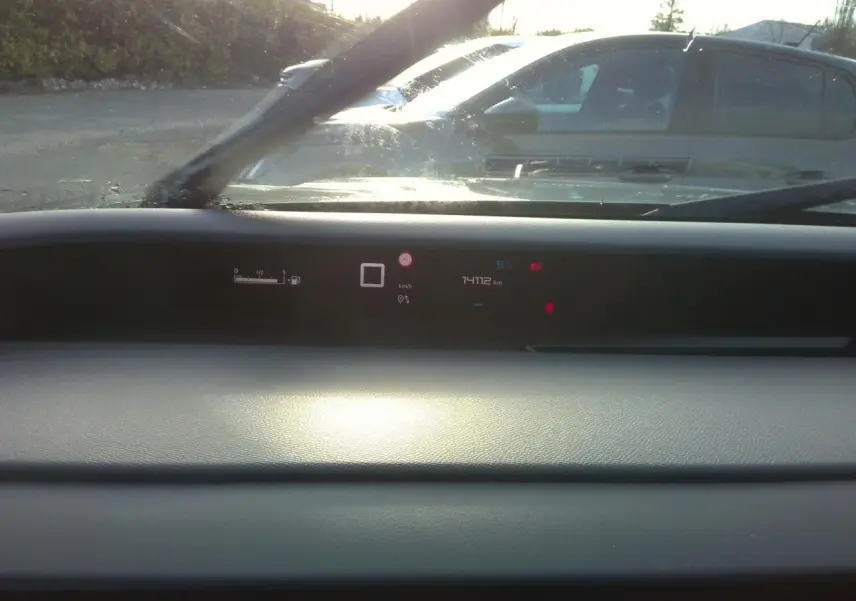 Vue intérieure du tableau de bord numérique de la Citroën C3 2025, affichage tête haute et compteur kilométrique visible.