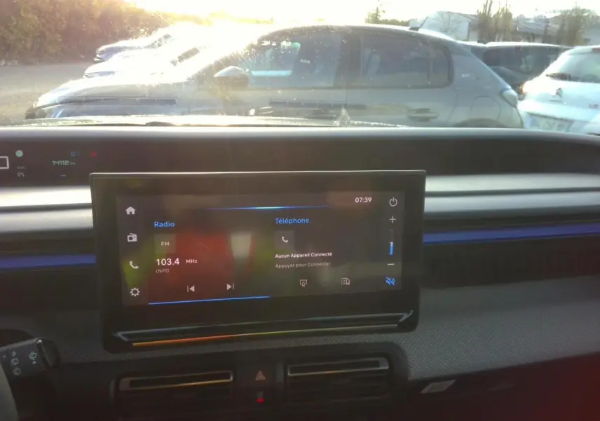 Vue intérieure du tableau de bord de la Citroën C3 2025 avec écran tactile central et décor bleu Ultra Blue.