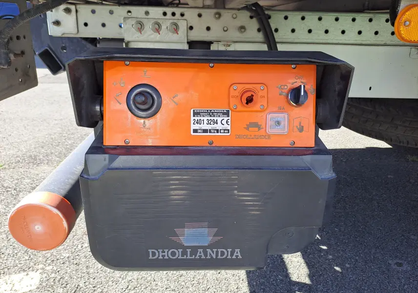 Gros plan sur la commande orange et noire Dhollandia sous le châssis du Nissan Interstar blanc, version L3H1 2024.