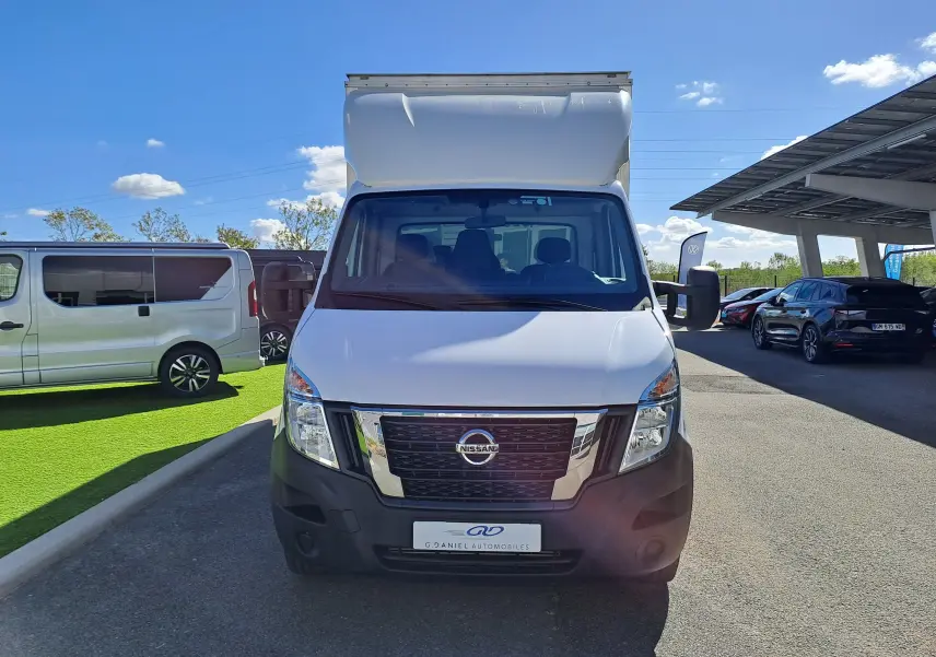 Vue de face d’un Nissan Interstar Châssis Cabine blanc 2024 avec calandre chromée et pare-chocs noir, stationné en extérieur.