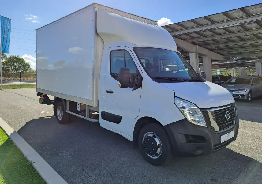 Vue 3/4 avant droit d'un Nissan Interstar Chassis Cabine blanc 2024 avec grande caisse et calandre noire.
