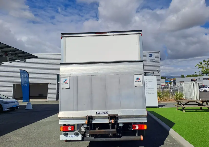 Vue arrière d’un Nissan Interstar châssis cabine blanc 2024 avec hayon élévateur et marquages de la société Labe.
