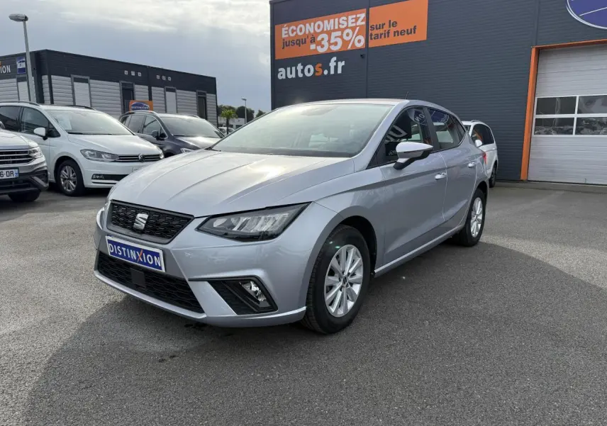 SEAT Ibiza 1.0 TSI Style argent Urban vue 3/4 avant droit, avec projecteurs antibrouillard et jantes alliage 15 pouces.