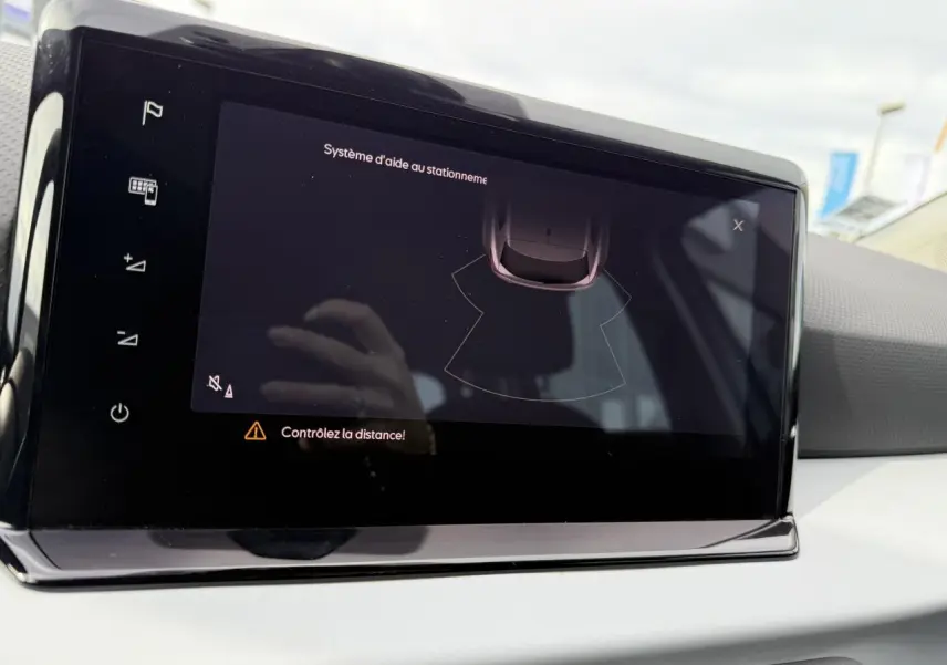 Écran tactile 8,25" du système d'aide au stationnement dans l'habitacle d'une SEAT Ibiza argent Urban 2022.