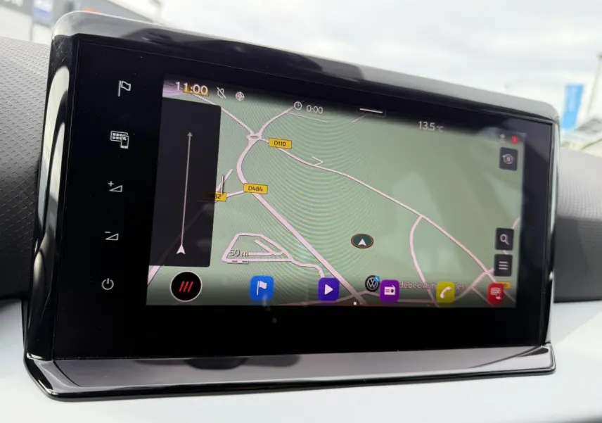 Écran tactile 8,25 pouces du système d’info-divertissement SEAT Ibiza 2022 affichant une carte de navigation.